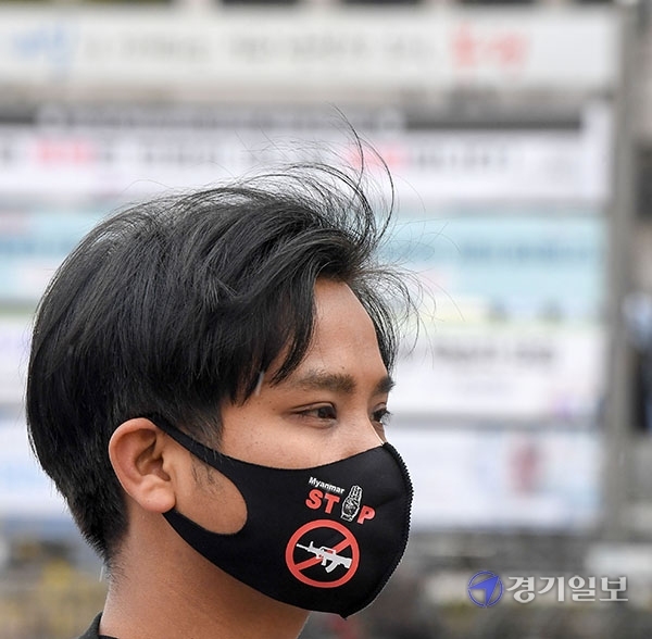 27일 오전 인천 부평구청 앞에서 미얀마 민주주의 네트워크 회원들이 미얀마 군부 쿠데타 규탄과 희생자 들을 추모하는 행진을 하고 있다. 장용준기자