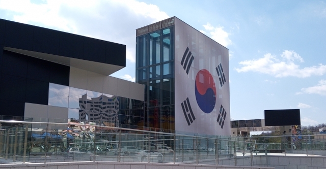 ▲ 지난 26일 남양주시 금곡동 홍유릉 앞에서 열린 이석영 광장과 REMEMBER 1910 개관식에서 (왼쪽 네번째부터) 정성호 국회의원, 조광한 시장, 이종찬 우당기념사업회 이사장, 이재정 경기도교육감 등이 기념촬영을 하고 있다, 남양주시 제공