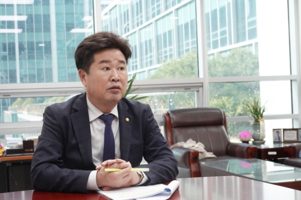 민주당 이규민 의원이 28일 경기일보와의 인터뷰에서 ‘기본주택 장기임대형 도입법’ 발의 취지와 후속법안, 수도권 내륙선 추진 구상 등을 밝히고 있다. 이규민 의원 제공.