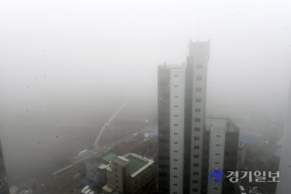 수도권에 비와 함께 짙은 안개가 낀 28일 오전 시흥시 매화동 일대가 뿌옇게 보이고 있다. 김시범기자