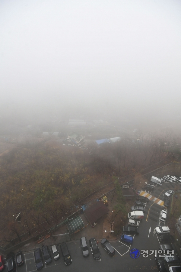 수도권에 비와 함께 짙은 안개가 낀 28일 오전 시흥시 매화동 일대가 뿌옇게 보이고 있다. 김시범기자