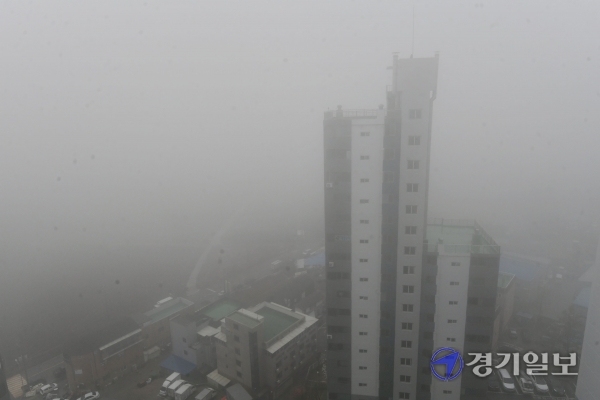 수도권에 비와 함께 짙은 안개가 낀 28일 오전 시흥시 매화동 일대가 뿌옇게 보이고 있다. 김시범기자