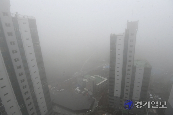 수도권에 비와 함께 짙은 안개가 낀 28일 오전 시흥시 매화동 일대가 뿌옇게 보이고 있다. 김시범기자