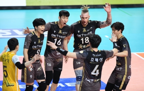 안산 OK금융그룹이 28일 오후 안산 상록수체육관에서 열린 남자부 V-리그 대전 삼성화재와의 경기서 승리한 뒤 환호하고 있다. KOVO 제공.