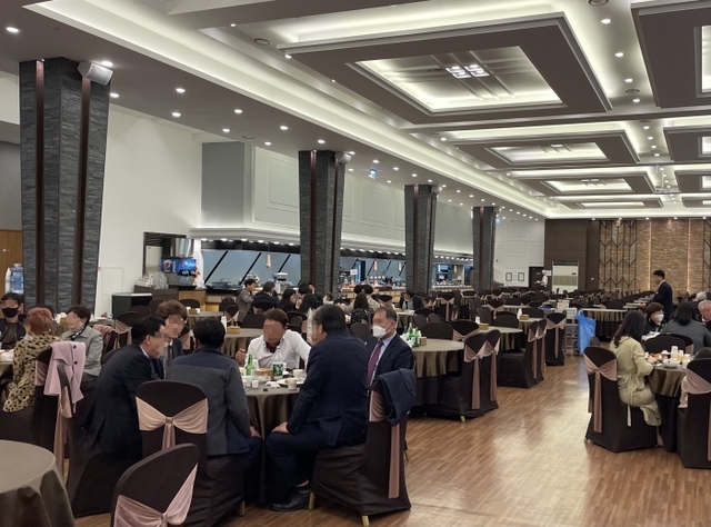 ▲ 수원 팔달구의 한 예식장 식당. 하객 7명이서 한 테이블에서 마스크를 벗고 술을 마시고 있다.