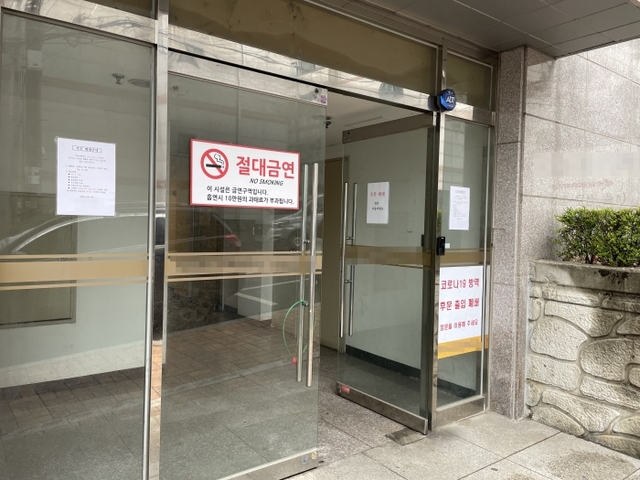 ▲ 수원시 팔달구 한 예식장 후문이 활짝 열려있다.