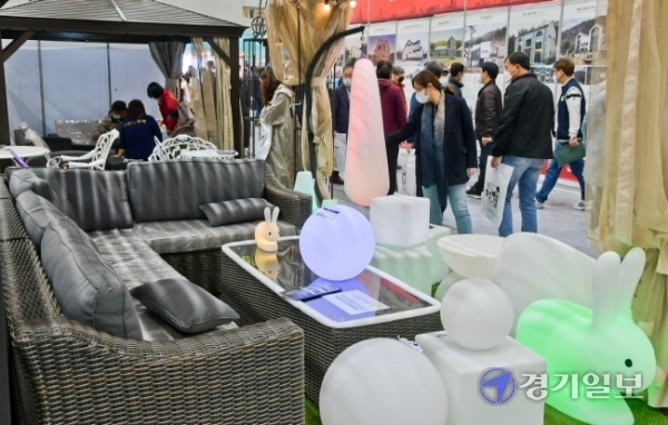 28일 수원시 영통구 수원컨벤션센터에서 열린 제2회 수원 건축?인테리어 박람회를 찾은 시민들이 건축자재, 바닥재, 가구 등 다양한 인테리어 및 건축 제품을 살펴보고 있다. 윤원규기자