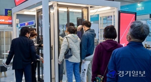 28일 수원시 영통구 수원컨벤션센터에서 열린 제2회 수원 건축?인테리어 박람회를 찾은 시민들이 건축자재, 바닥재, 가구 등 다양한 인테리어 및 건축 제품을 살펴보고 있다. 윤원규기자