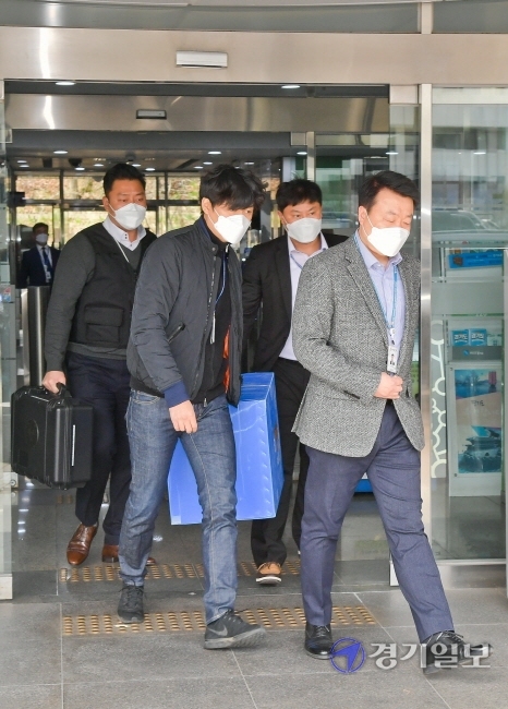 29일 오후 경기도청에서 전해철 행정안전부 장관 전 보좌관 가족의 투기 의혹관련 압수수색을 마친 경기남부경찰청 부동산투기사범 특별수사대가 압수품을 옮기고 있다. 윤원규기자