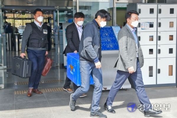 29일 오후 경기도청에서 전해철 행정안전부 장관 전 보좌관 가족의 투기 의혹관련 압수수색을 마친 경기남부경찰청 부동산투기사범 특별수사대가 압수품을 옮기고 있다. 윤원규기자