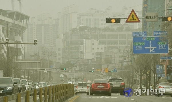 수도권에 최악의 황사가 찾아온 29일 오전 수원시 1번국도 일대가 뿌옇게 보이고 있다. 수도권기상청은 이번 황사 및 미세먼지가 오는 31일까지 경기ㆍ인천지역에 영향을 줄 것이라며 시민들에게 건강유의를 당부했다. 김시범기자