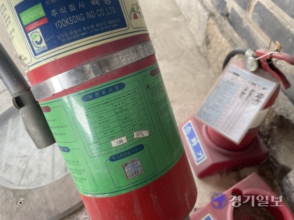 소화기 내구 연한은 통상 10년이지만, 2000년에 제작돼 21년이 흐른 소화기가 수원화성 창룡문에 설치돼 있다. 장희준기자