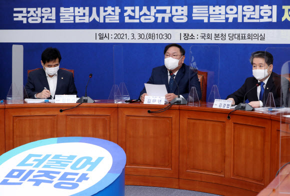 더불어민주당 김태년 당대표 직무대행이 30일 오전 국회에서 열린 국정원 불법사찰 진상규명 특위 제2차 회의에 참석해 발언하고 있다. 연합뉴스