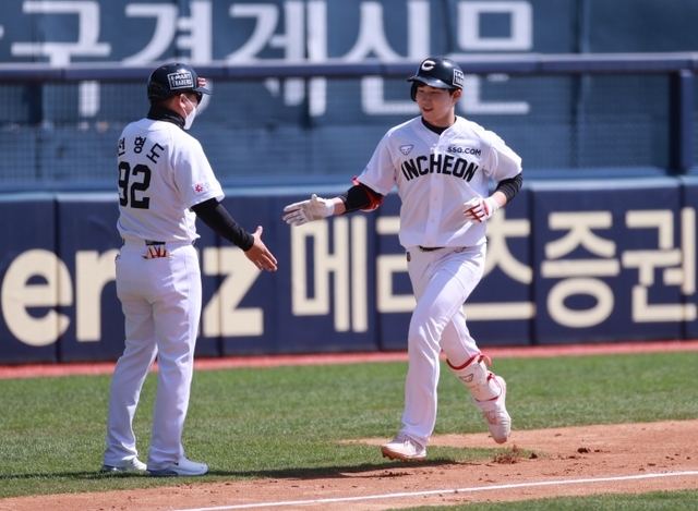 ▲ 30일 서울 잠실야구장에서 열린 SSG 랜더스와 LG의 프로야구 시범경기에서 SSG 박성한이 5회 2점 홈런을 치고 3루 베이스를 돌고 있다. 연합뉴스 제공