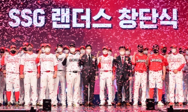 30일 오후 서울 중구 웨스틴 조선호텔에서 열린 프로야구 SSG랜더스 창단식에서 구단주인 정용진 신세계 부회장, 김원형 감독, 민경삼 SSG랜더스 대표이사(앞줄 왼쪽 다섯번째부터) 를 비롯한 선수들이 파이팅을 외치고 있다. 연합뉴스