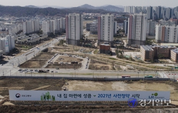한국토지주택공사(LH)가 임직원들의 신도시 예정지 투기논란에도 불구하고 3기 신도시 사전청약을 당초 예정한 오는 7월 추진할 것이라고 30일 밝혔다. 사진은 화성시 동탄 2기 신도시에 설치된 사전청약 일정을 알리는 광고판.조주현기자
