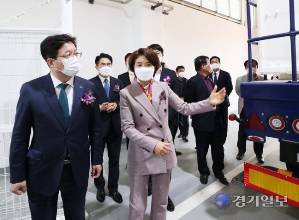 30일 오후 수원시 영통구 동부버스공영차고지에서 열린 ‘수원시 제1호 수소충전소 준공식’에서 한정애 환경부 장관, 염태영 수원시장 등 참석자들이 충전 시연을 하고 있다. 조주현기자