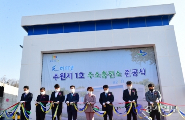 30일 오후 수원시 영통구 동부버스공영차고지에서 열린 ‘수원시 제1호 수소충전소 준공식’에서 한정애 환경부 장관, 염태영 수원시장 등 참석자들이 충전 시연을 하고 있다. 조주현기자