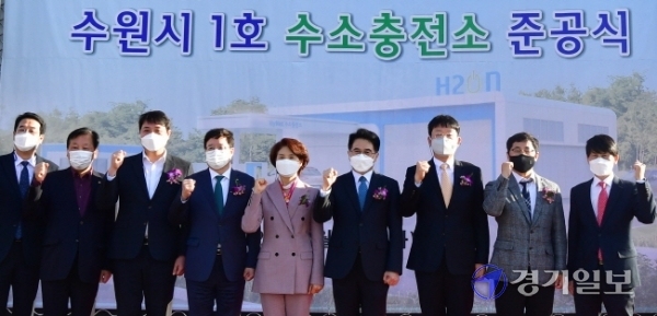 30일 오후 수원시 영통구 동부버스공영차고지에서 열린 ‘수원시 제1호 수소충전소 준공식’에서 한정애 환경부 장관, 염태영 수원시장 등 참석자들이 충전 시연을 하고 있다. 조주현기자