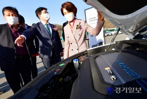 30일 오후 수원시 영통구 동부버스공영차고지에서 열린 ‘수원시 제1호 수소충전소 준공식’에서 한정애 환경부 장관, 염태영 수원시장 등 참석자들이 충전 시연을 하고 있다. 조주현기자
