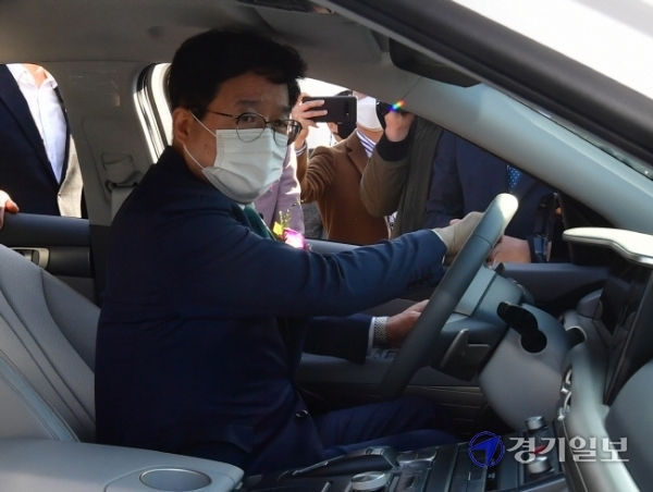 30일 오후 수원시 영통구 동부버스공영차고지에서 열린 ‘수원시 제1호 수소충전소 준공식’에서 한정애 환경부 장관, 염태영 수원시장 등 참석자들이 충전 시연을 하고 있다. 조주현기자