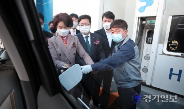 30일 오후 수원시 영통구 동부버스공영차고지에서 열린 ‘수원시 제1호 수소충전소 준공식’에서 한정애 환경부 장관, 염태영 수원시장 등 참석자들이 충전 시연을 하고 있다. 조주현기자