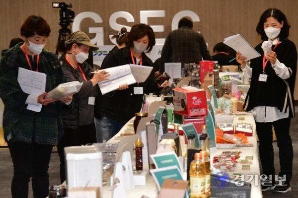 30일 오후 수원컨벤션센터에서 열린 ‘사회적경제 비대면 통합품평회’에서 심사위원 및 주부평가단이 제품을 심사하고 있다. 이번 품평회는 도내 사회적기업, 마을기업 등의 제품이 특성에 맞는 유통채널에 입점할 수 있도록 지원하기 위해 열렸다. 조주현기자