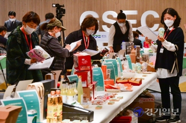 30일 오후 수원컨벤션센터에서 열린 ‘사회적경제 비대면 통합품평회’에서 심사위원 및 주부평가단이 제품을 심사하고 있다. 이번 품평회는 도내 사회적기업, 마을기업 등의 제품이 특성에 맞는 유통채널에 입점할 수 있도록 지원하기 위해 열렸다. 조주현기자