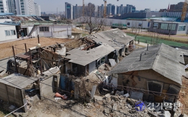 31일 수원시 오목천역 공원부지 옆에 폐가가 흉물스럽게 자리하고 있다.조주현기자