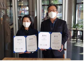 ▲ 왼쪽부터 뮤직코이노니아 김수연 단장, 드림온학교 김영식 학교장
