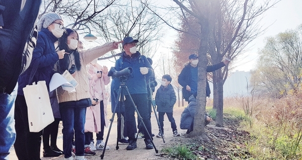 학부모와 학생이 우리동네 생태체험 프로그램에 참여하고 있는 모습.  경기도융합과학교육원 제공