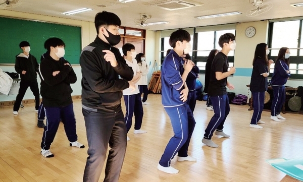 예술체육활동으로 창작댄스 수업을 하고 있는 모습.