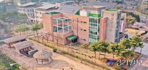 안산시 상록구 안산문화원 내에 위치한 안산향토사 박물관은 안산 내 문화유적지에서 발견된 유물 및 고문서부터 근현대 민속품에 이르기까지 2천여점의 자료를 수집, 전시하고 있다. 안산향토사박물관 전경. 윤원규기자