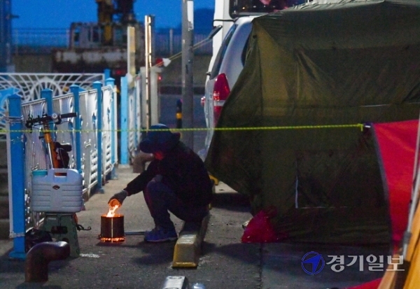 20일 오후 안산시 탄도항 주차장에서 차박 이용자들이 요리를 조리해서 먹고있다. 윤원규기자
