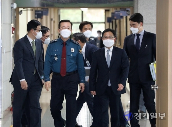2일 오후 수원시 장안구 경기남부경찰청에서 열린 도 단위 검ㆍ경 수장, 부동산 투기 수사 관련 첫 협의회에서 김원준 경기남부경찰청장과 문홍성 수원지방검찰청 검사장이 회의에 입장하고 있다. 윤원규기자
