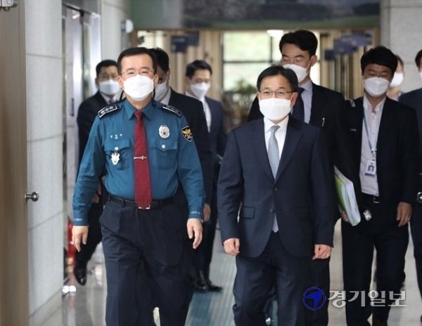 2일 오후 수원시 장안구 경기남부경찰청에서 열린 도 단위 검ㆍ경 수장, 부동산 투기 수사 관련 첫 협의회에서 김원준 경기남부경찰청장과 문홍성 수원지방검찰청 검사장이 회의에 입장하고 있다. 윤원규기자