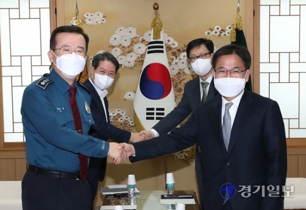 2일 오후 수원시 장안구 경기남부경찰청에서 열린 도 단위 검ㆍ경 수장, 부동산 투기 수사 관련 첫 협의회에서 김원준 경기남부경찰청장과 문홍성 수원지방검찰청 검사장이 회의에 앞서 인사를 나누고 있다. 윤원규기자