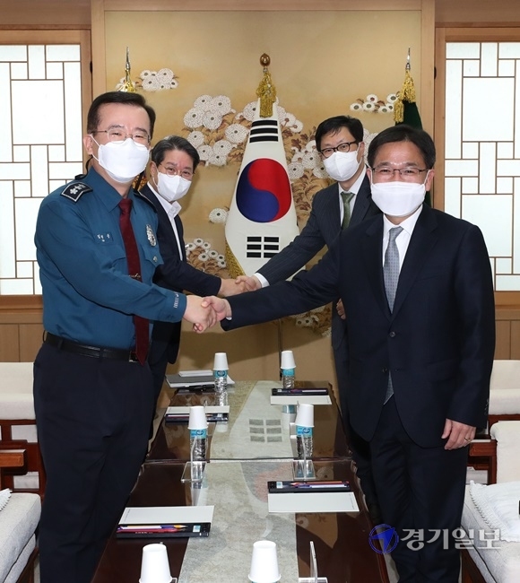 2일 오후 수원시 장안구 경기남부경찰청에서 열린 도 단위 검ㆍ경 수장, 부동산 투기 수사 관련 첫 협의회에서 김원준 경기남부경찰청장과 문홍성 수원지방검찰청 검사장이 회의에 앞서 인사를 나누고 있다. 윤원규기자