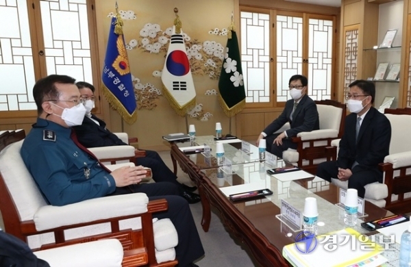 2일 오후 수원시 장안구 경기남부경찰청에서 열린 도 단위 검ㆍ경 수장, 부동산 투기 수사 관련 첫 협의회에서 김원준 경기남부경찰청장과 문홍성 수원지방검찰청 검사장이 환담을 나누고 있다. 윤원규기자