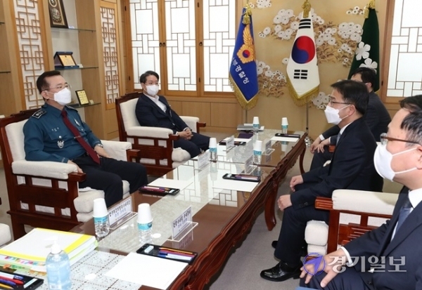 2일 오후 수원시 장안구 경기남부경찰청에서 열린 도 단위 검ㆍ경 수장, 부동산 투기 수사 관련 첫 협의회에서 김원준 경기남부경찰청장과 문홍성 수원지방검찰청 검사장이 환담을 나누고 있다. 윤원규기자