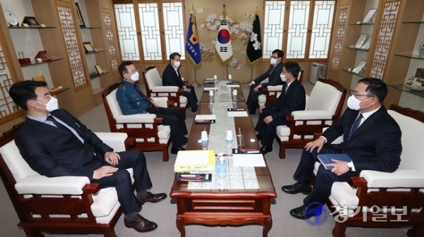2일 오후 수원시 장안구 경기남부경찰청에서 열린 도 단위 검ㆍ경 수장, 부동산 투기 수사 관련 첫 협의회에서 김원준 경기남부경찰청장과 문홍성 수원지방검찰청 검사장이 환담을 나누고 있다. 윤원규기자