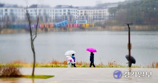 전국에 봄비가 내린 3일 오후 화성 동탄호수공원을 찾은 시민들이 수채화 같은 풍경의 호수를 거닐고 있다. 윤원규기자