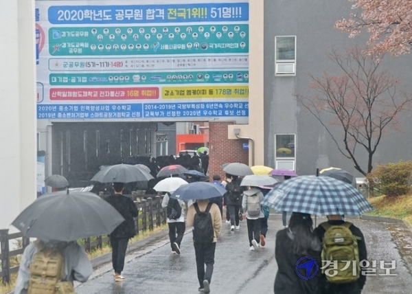 2021년도 경기도 소방공무원 필기시험이 열린 3일 오전 수원공업고등학교에서 시험을 마친 수험생들이 시험장을 나서고 있다. 공채 473명, 경채33명 총 813명의 소방공무원을 채용예정된  이번 시험에 공채 5,148명, 경채 2,158명이 지원해 각각 10.9:1, 6.5:1의 경쟁률을 보였다. 윤원규기자