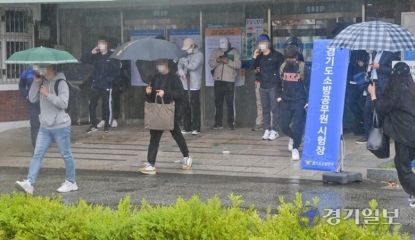 2021년도 경기도 소방공무원 필기시험이 열린 3일 오전 수원공업고등학교에서 시험을 마친 수험생들이 시험장을 나서고 있다. 공채 473명, 경채33명 총 813명의 소방공무원을 채용예정된  이번 시험에 공채 5,148명, 경채 2,158명이 지원해 각각 10.9:1, 6.5:1의 경쟁률을 보였다. 윤원규기자