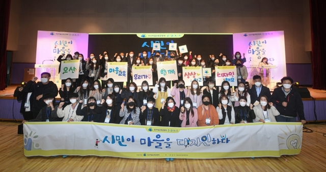 지난 3일 오산시 죽미체육공원 다목적체육관에서 열린 ‘오산마을교육공동체 공감 토크’에서 곽상욱 시장과 참석자들이 기념촬영을 하고 있다. 오산시 제공