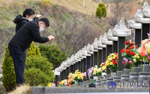 한식을 하루 앞둔 4일 인천 부평구 인천가족공원에서 성묘객들이 성묘를 하고 있다. 장용준기자