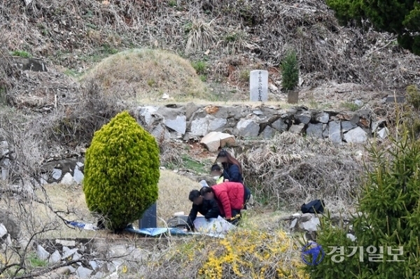 한식을 하루 앞둔 4일 인천 부평구 인천가족공원에서 성묘객들이 성묘를 하고 있다. 장용준기자