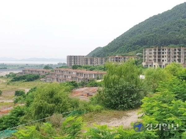 파주시 탄현면 통일동산 인근에 A사가 시공 중인 콘도미니엄 건립공사가 12년째 공사가 중단되면서 흉물로 방치되고 있다. 김요섭기자
