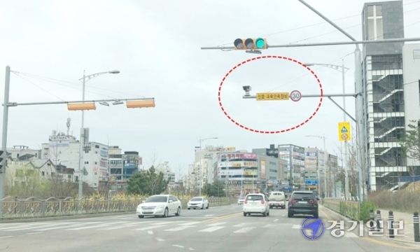 평택의 한 초등학교 앞 스쿨존에 설치된 과속단속 카메라(빨간 점선). 한쪽 차선에만 설치돼 있다. 정정화기자