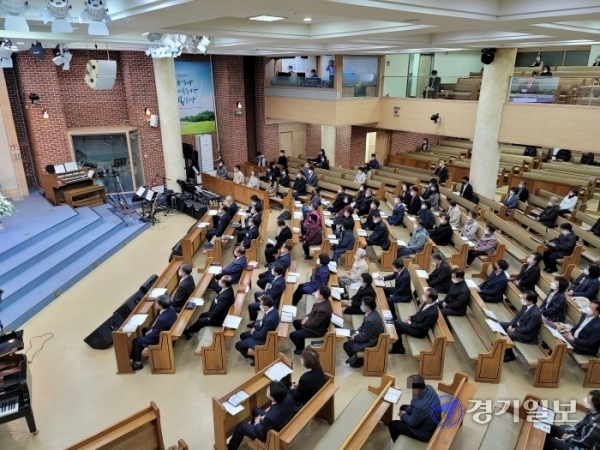 4일 오전 안양시 한 교회에서 예배가 진행되고 있다. 장건기자